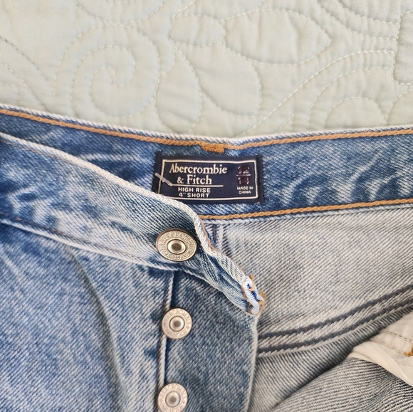 Abercrombie & Fitch - 4" Shorts - Picture 3 of 3